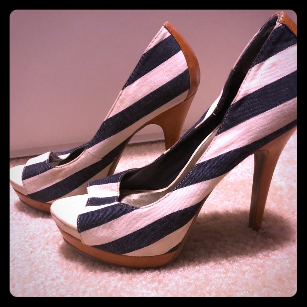 Navy & white striped prep toe pumps, size 7.5.